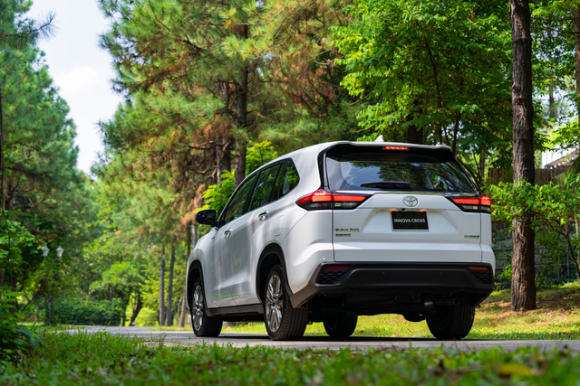 Đấu Limo Green, Toyota mang về Việt Nam xe Innova mới: Thiết kế không đổi nhưng giá rẻ hơn cả trăm triệu- Ảnh 3. Đấu Limo Green, Toyota mang về Việt Nam xe Innova mới: Thiết kế không đổi nhưng giá rẻ hơn cả trăm triệu- Ảnh 3.