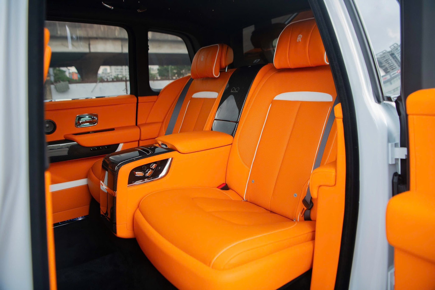 Cận cảnh Rolls-Royce Cullinan Black Badge 2025 đầu tiên về Việt Nam- Ảnh 11.