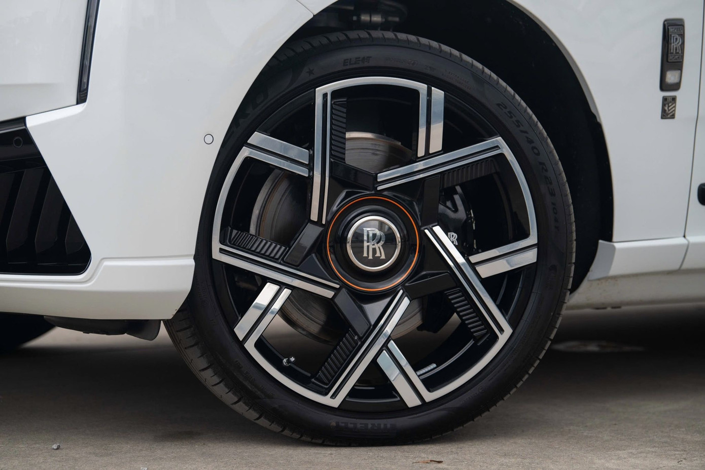 Cận cảnh Rolls-Royce Cullinan Black Badge 2025 đầu tiên về Việt Nam- Ảnh 8.